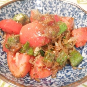 トマトとオクラの梅おかかドレッシングサラダ